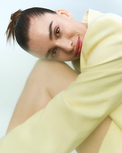 Model met slicked back haar look