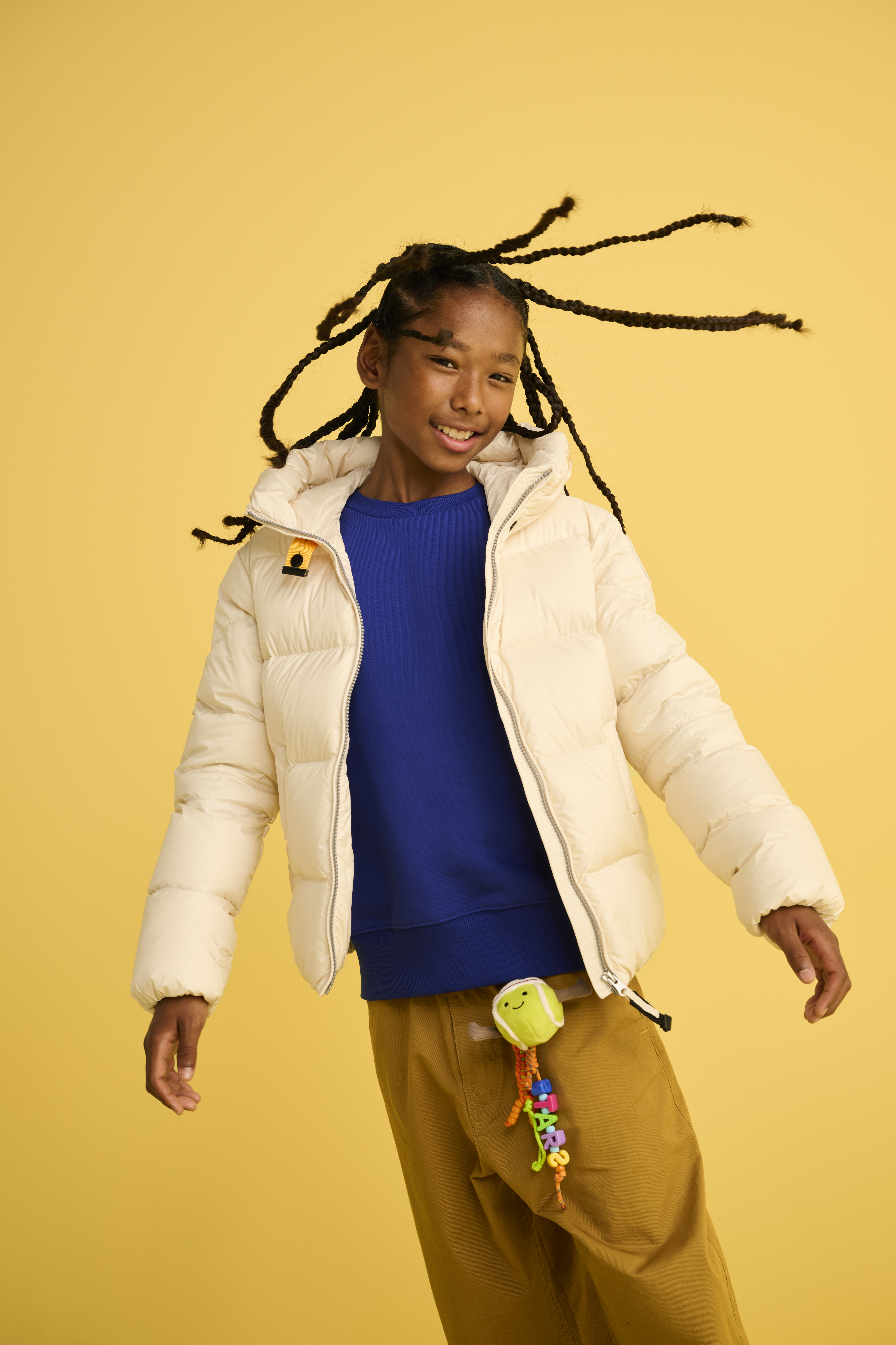Jonge in stoere outfit met blauwe en zwarte tinten
