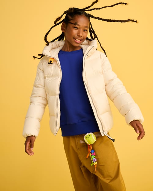 Jonge in stoere outfit met blauwe en zwarte tinten