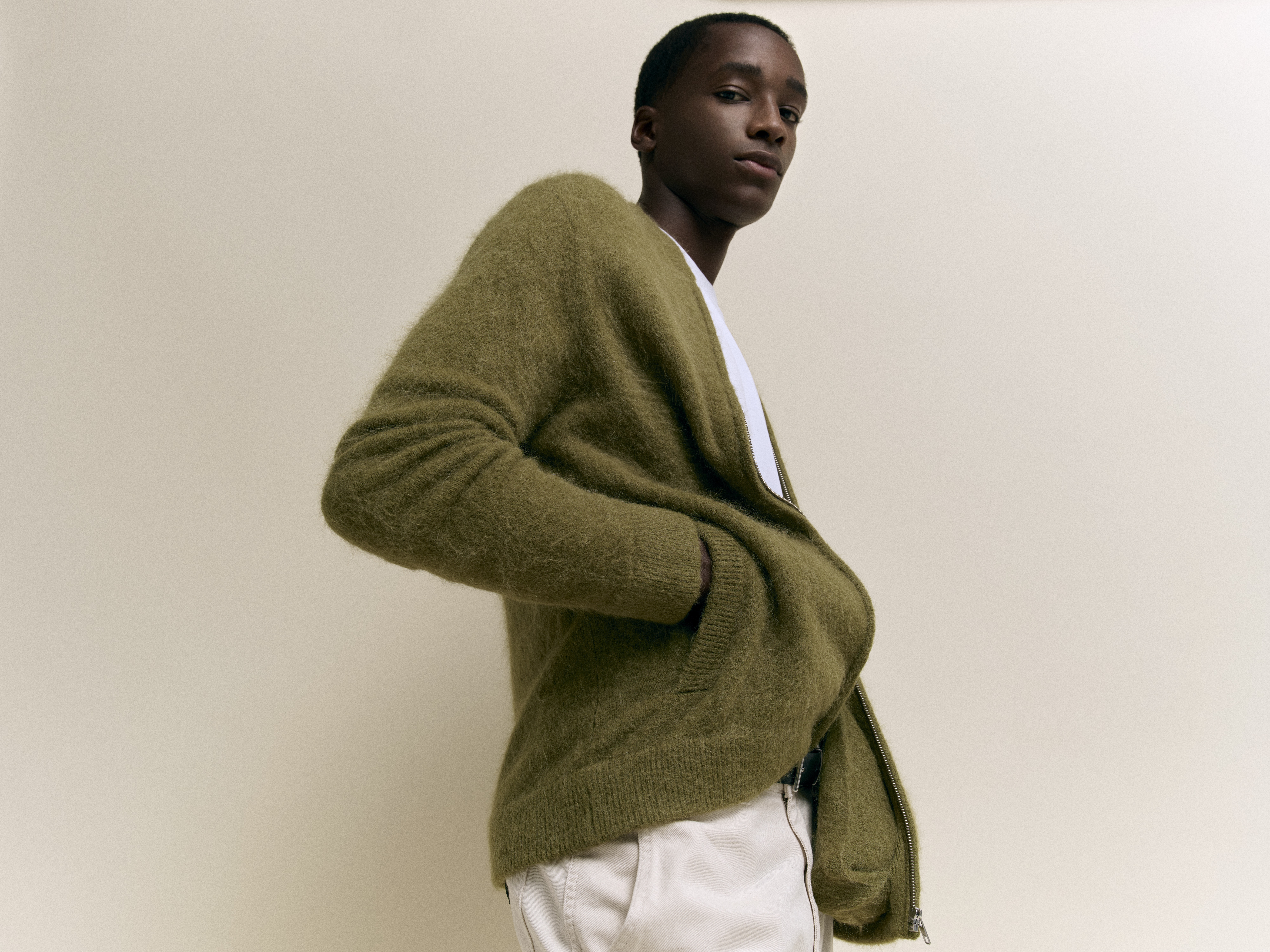 Model in groene, gebreide cardigan