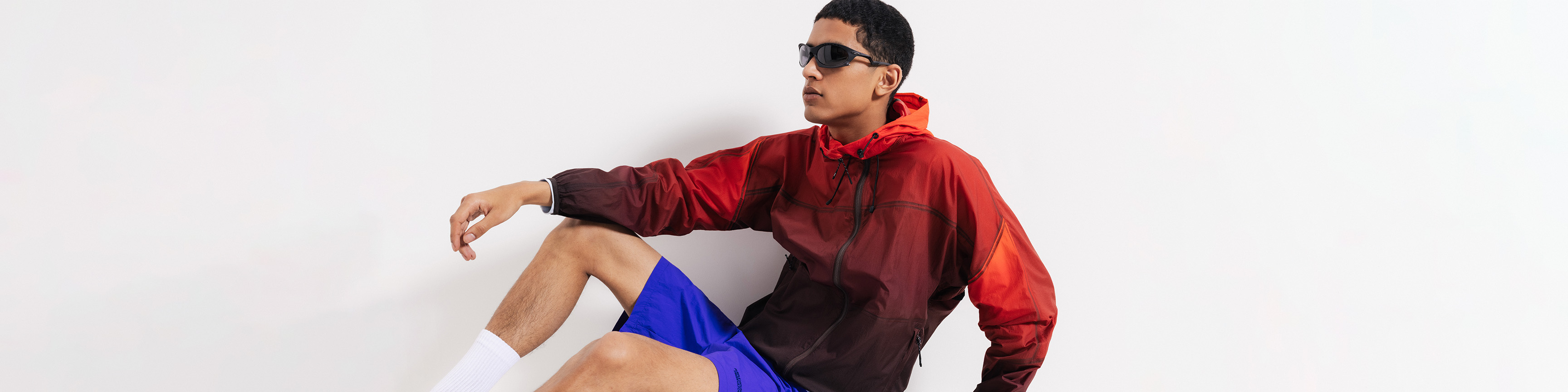 Look met tech jas, zonnebril en korte broek van Purple Mountain Observatory