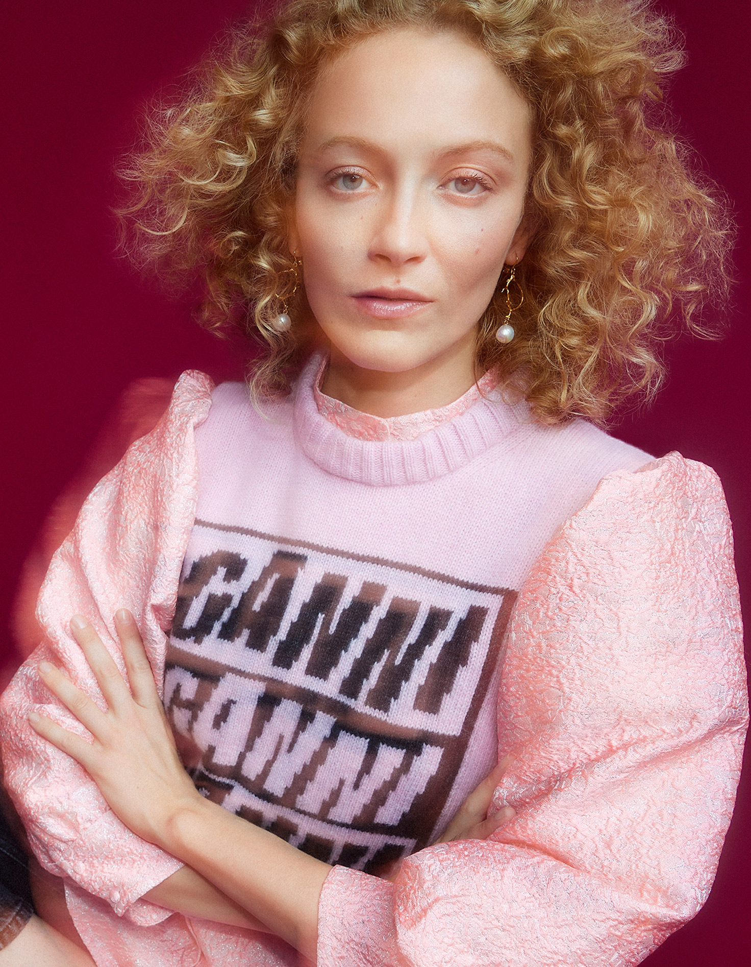 Dame in roze kleding met een Ganni vest