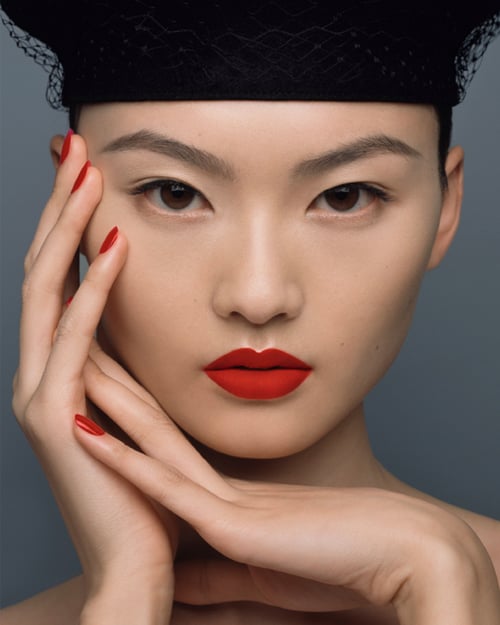 Dior model met rode lippen