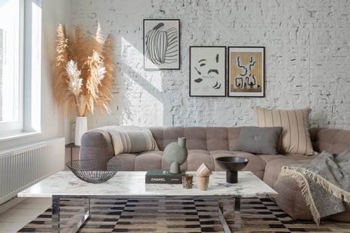 Stijlvolle woonkamer in zachte kleuren