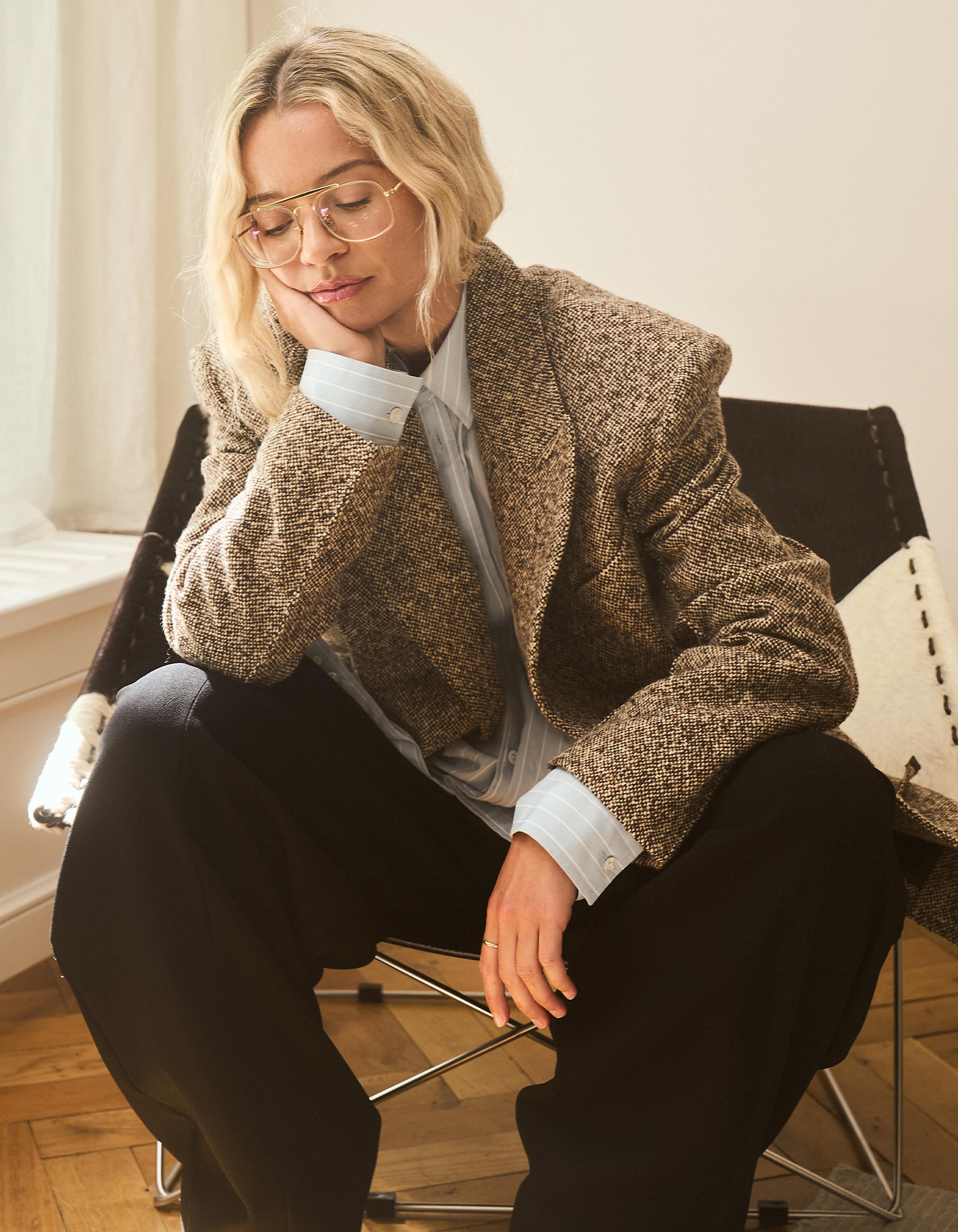 stephanie broek thuis in outfit van de bijenkorf