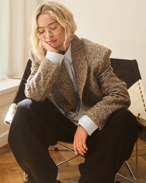 stephanie broek thuis in outfit van de bijenkorf