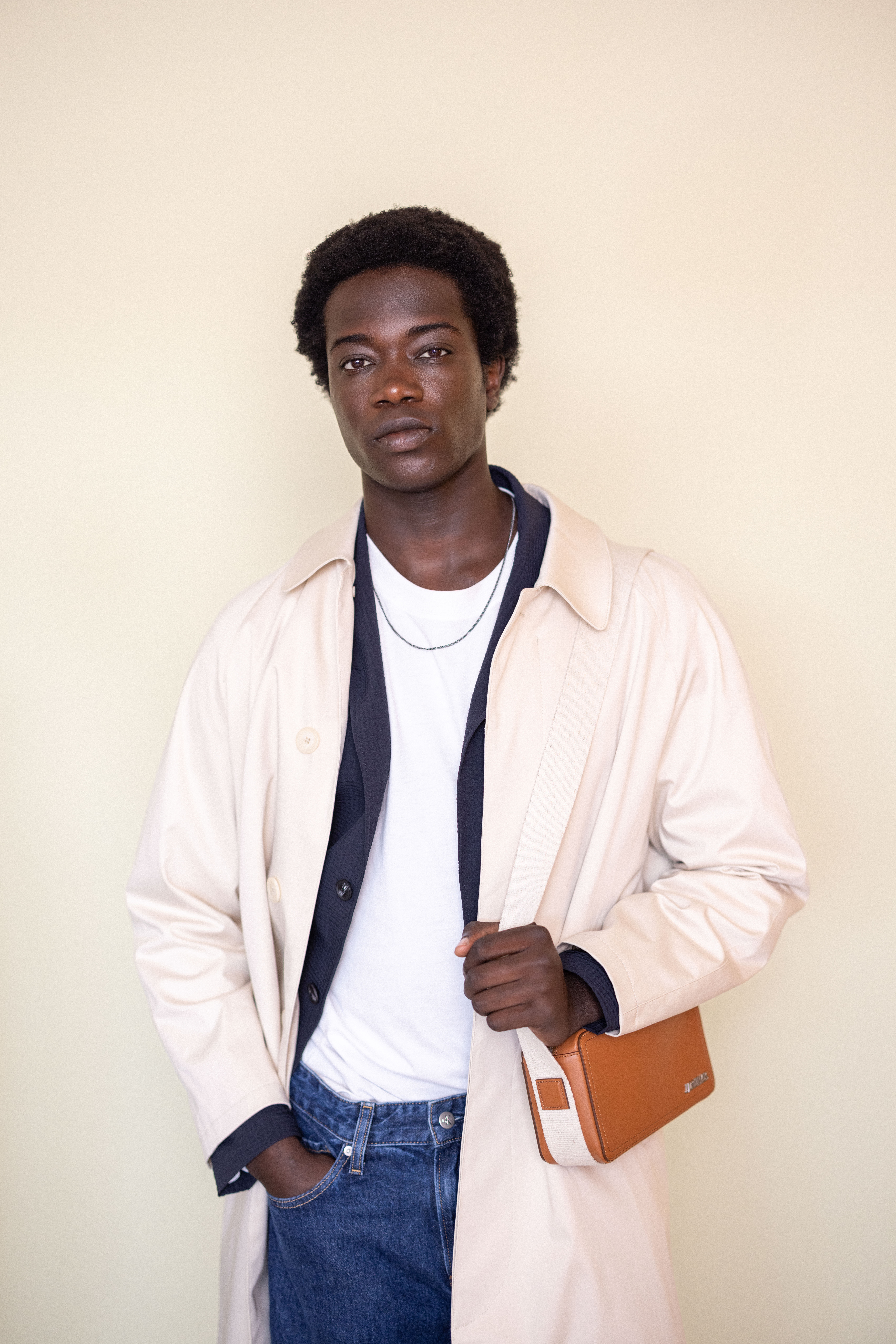 Kantooroutfit met trenchcoat
