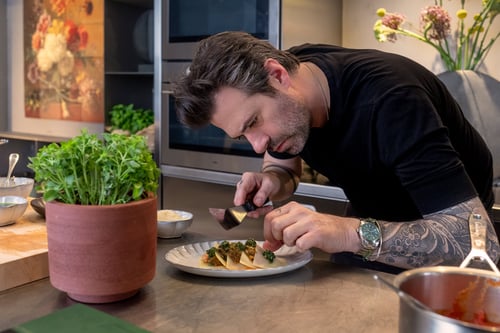 Sergio Herman aan het werk in de keuken