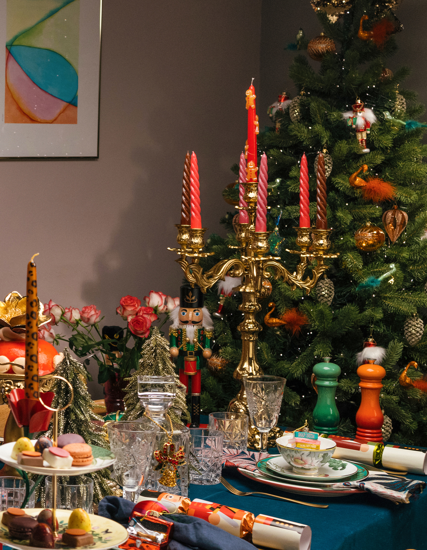 Gouden kandelaar met verschillenden kaarsen en andere feestelijke decoratie