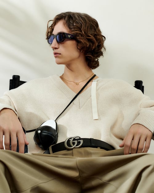 Man met beige Jacquemus overhemd