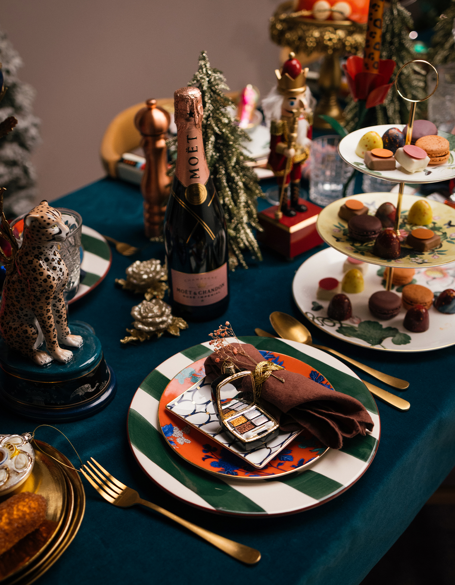 Bonte en extravagante kersttafel met veel decoratieve stukken