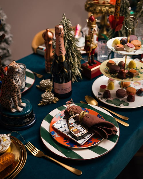 Bonte en extravagante kersttafel met veel decoratieve stukken