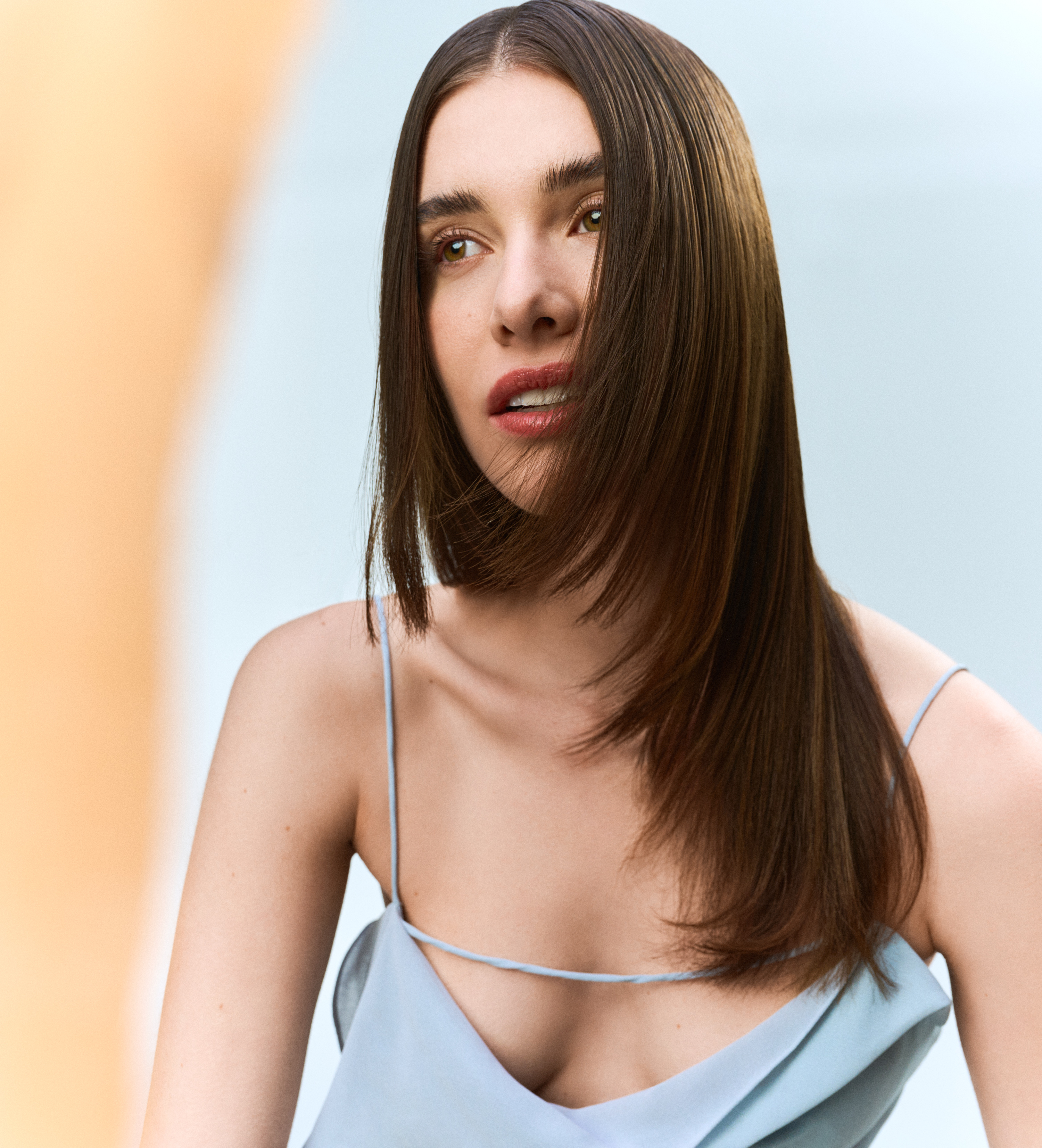 Model met glanzend steil haar