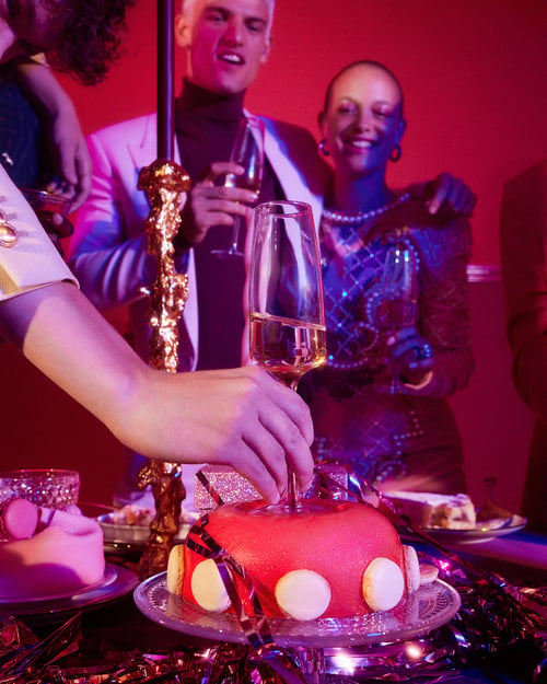 Roze feestelijke eettafel en kleding