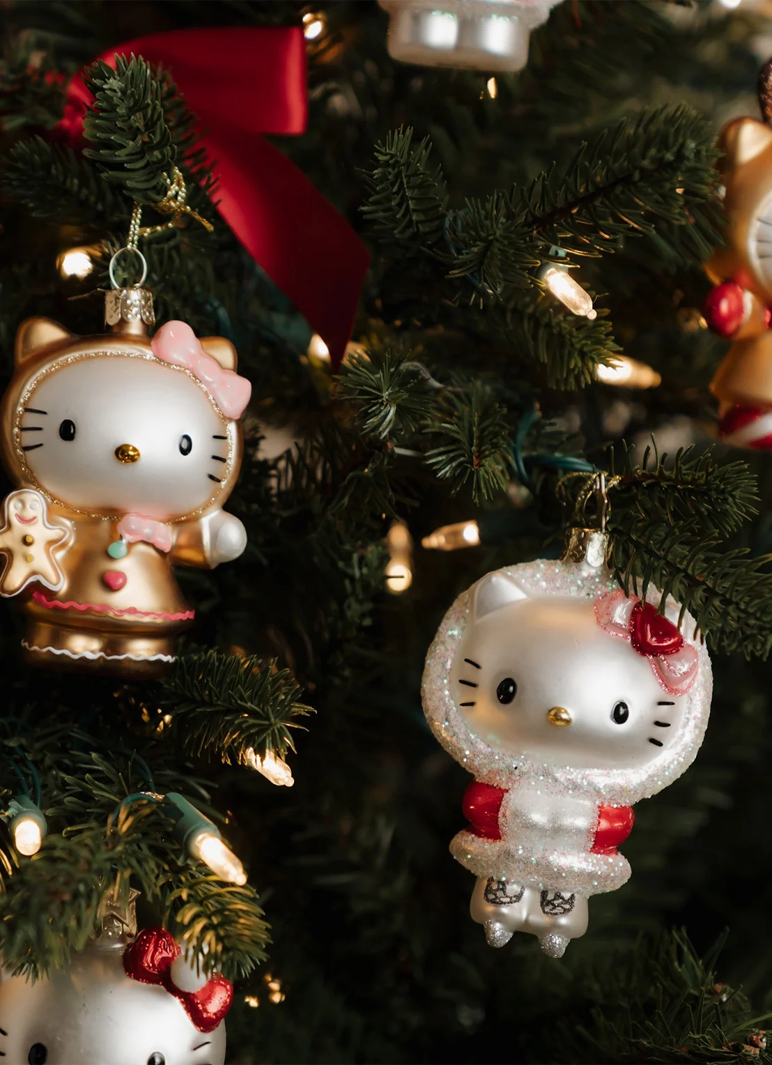 Kerstboom gevuld met nostalgische ornamenten