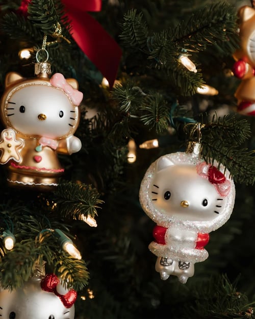 Kerstboom gevuld met nostalgische ornamenten