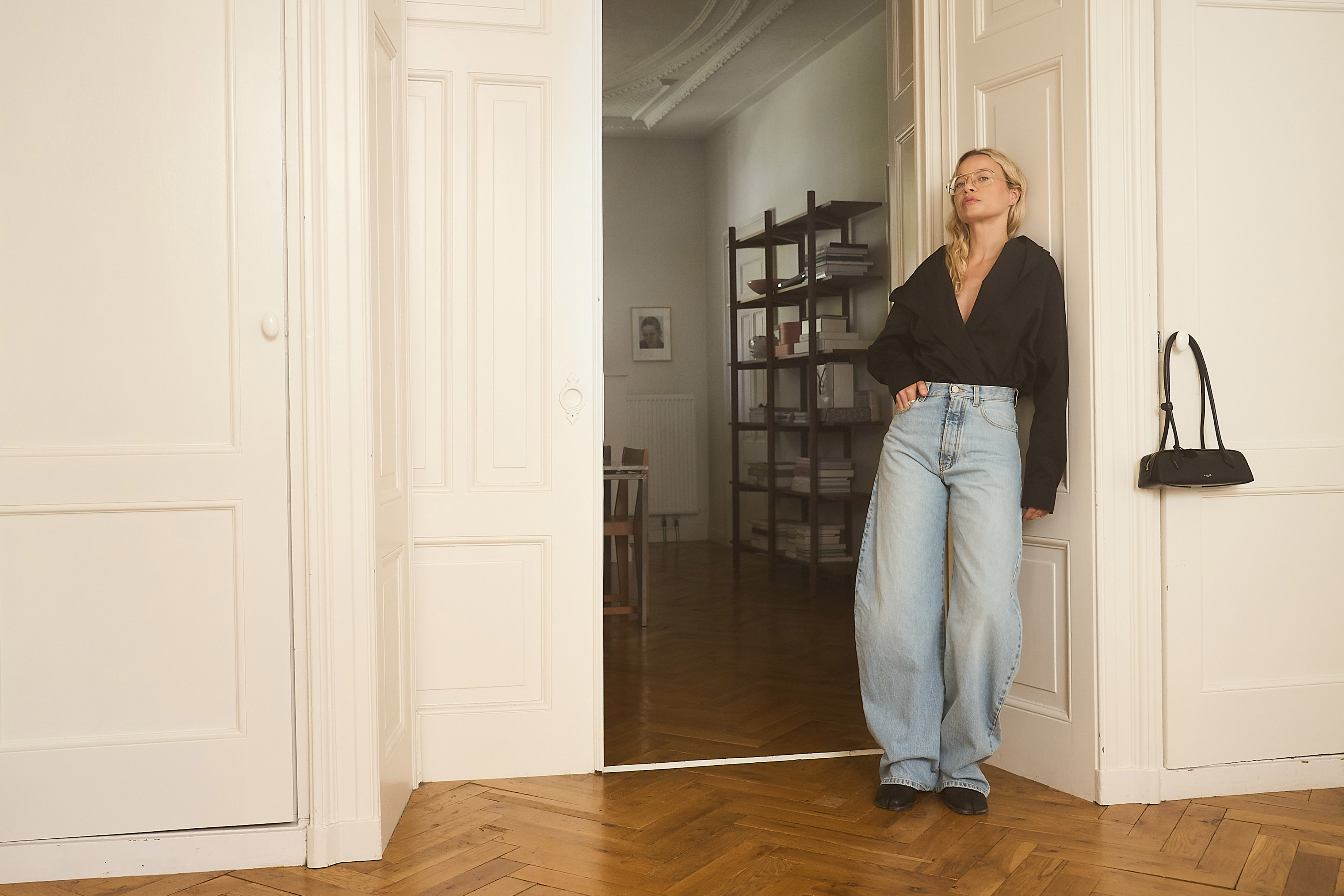 stephanie broek thuis in outfit van de bijenkorf