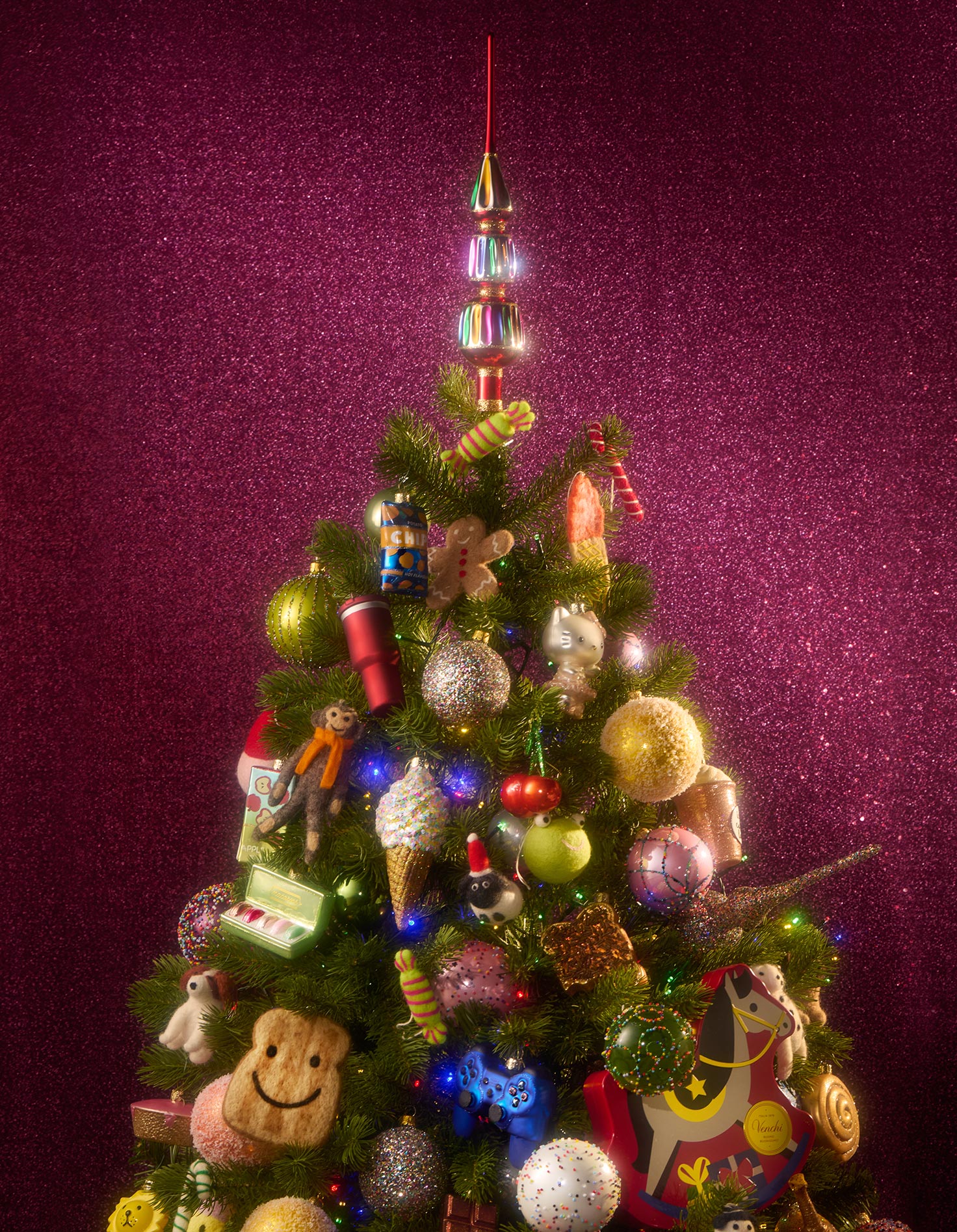 Kerstboom gevuld met ornamenten die de natuur en witte Kerst weerspiegelen