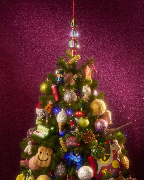 Kerstboom gevuld met ornamenten die de natuur en witte Kerst weerspiegelen