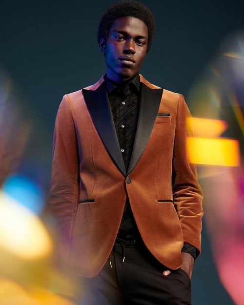 Man met velours colbert