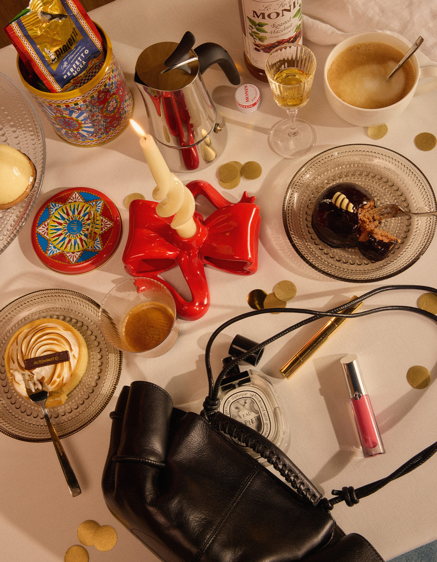Stijlvolle en minimalistisch gedekte kersttafel