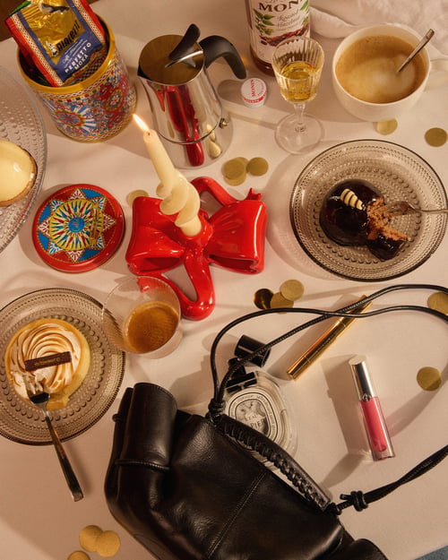 Stijlvolle en minimalistisch gedekte kersttafel