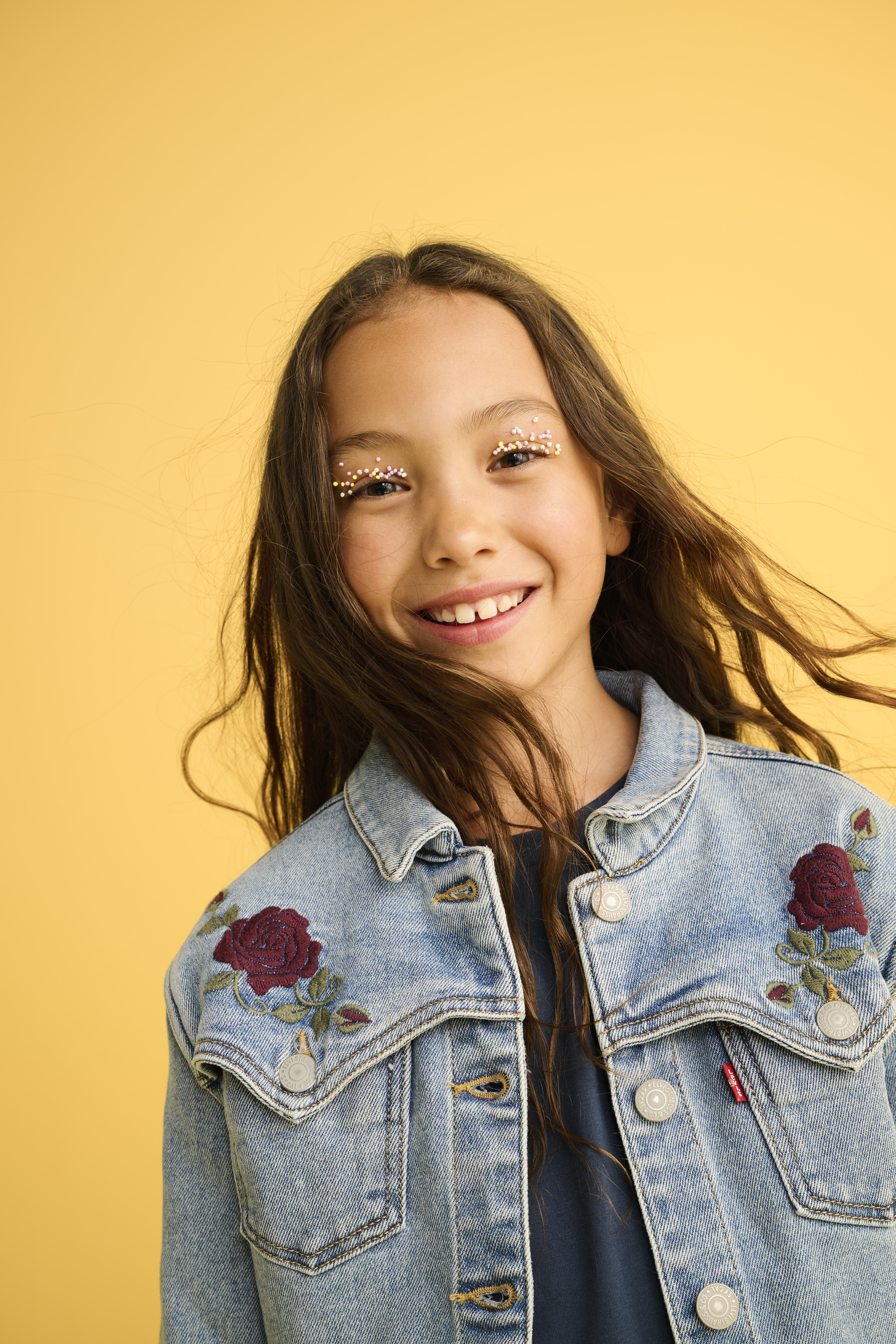 Meisje in Levi's kleding