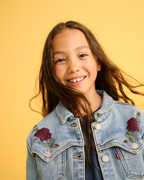 Meisje in Levi's kleding
