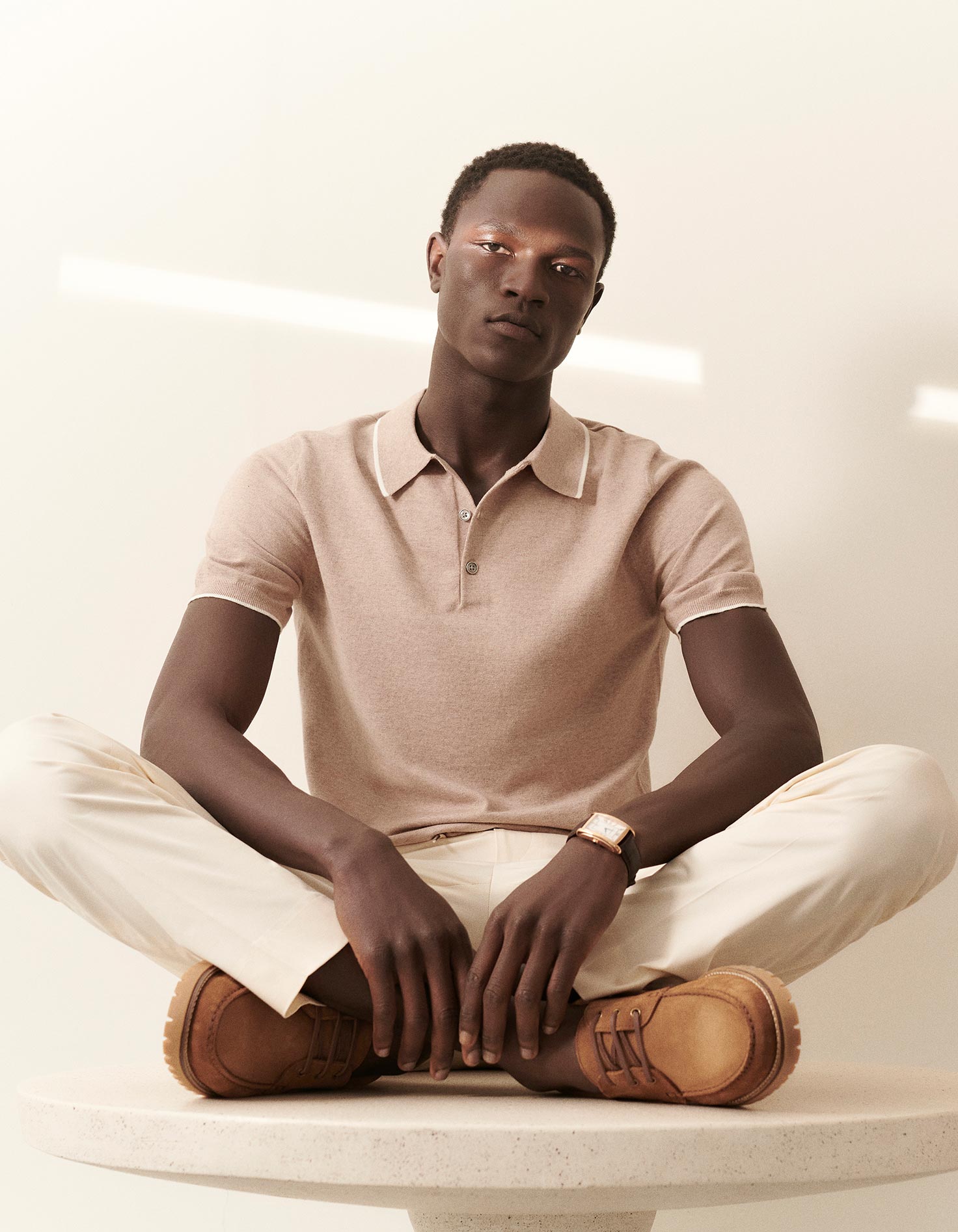 Beige polo met witte broek