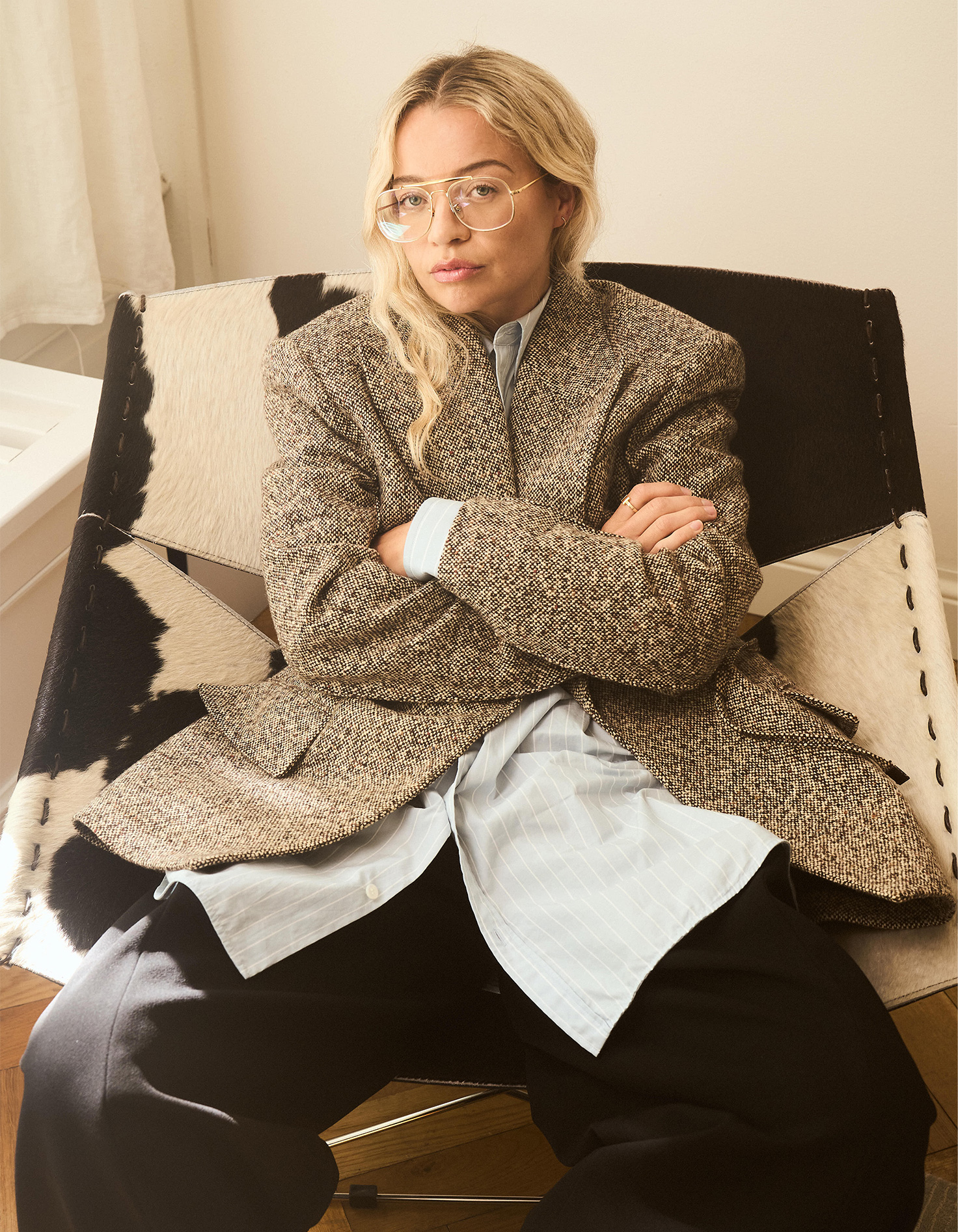 stephanie broek thuis in outfit van de bijenkorf