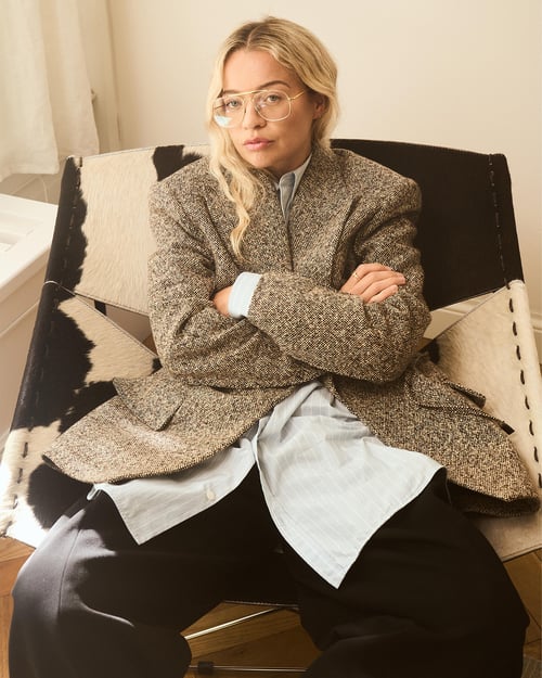 stephanie broek thuis in outfit van de bijenkorf