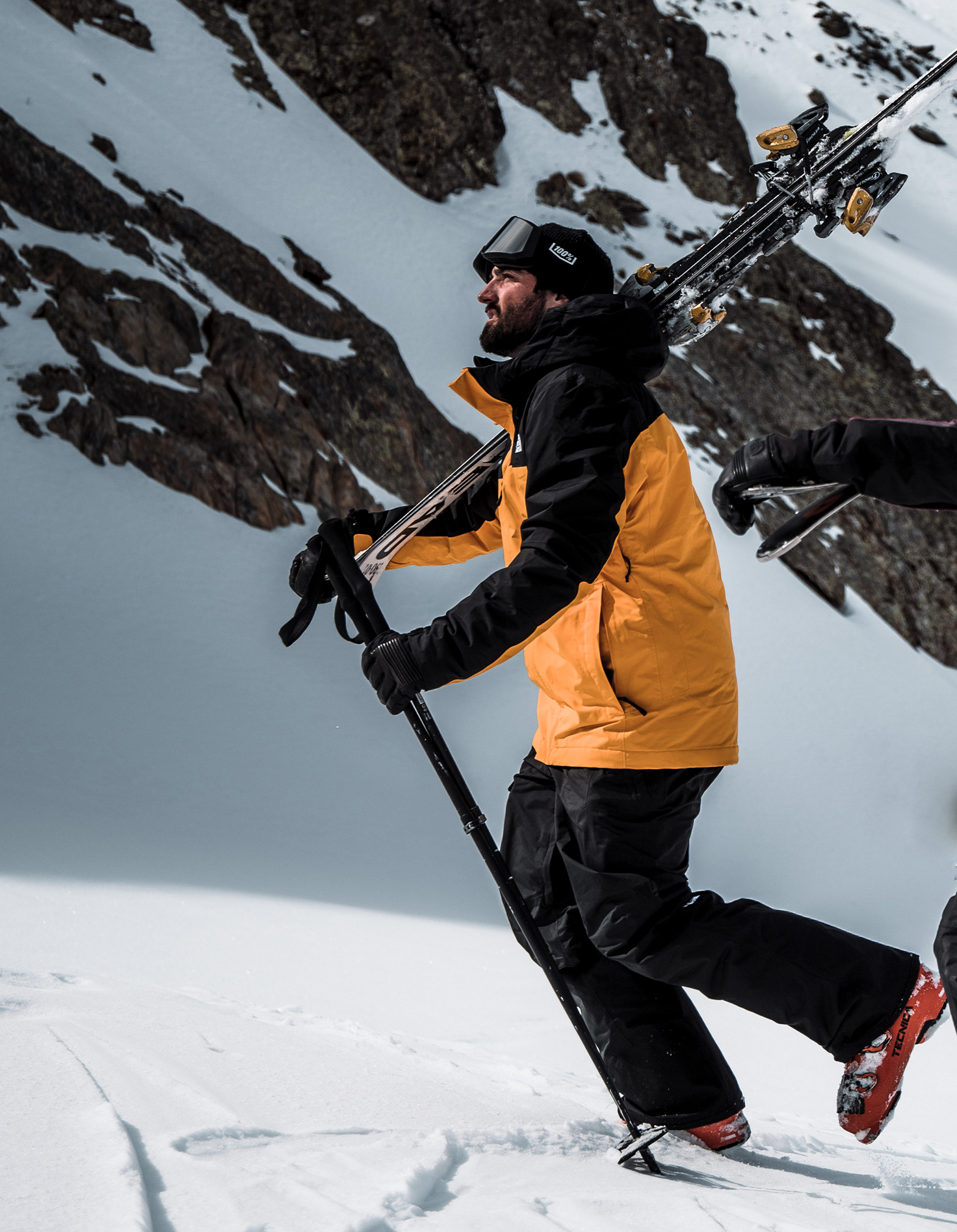 Wintersporter op piste in the north face kleding