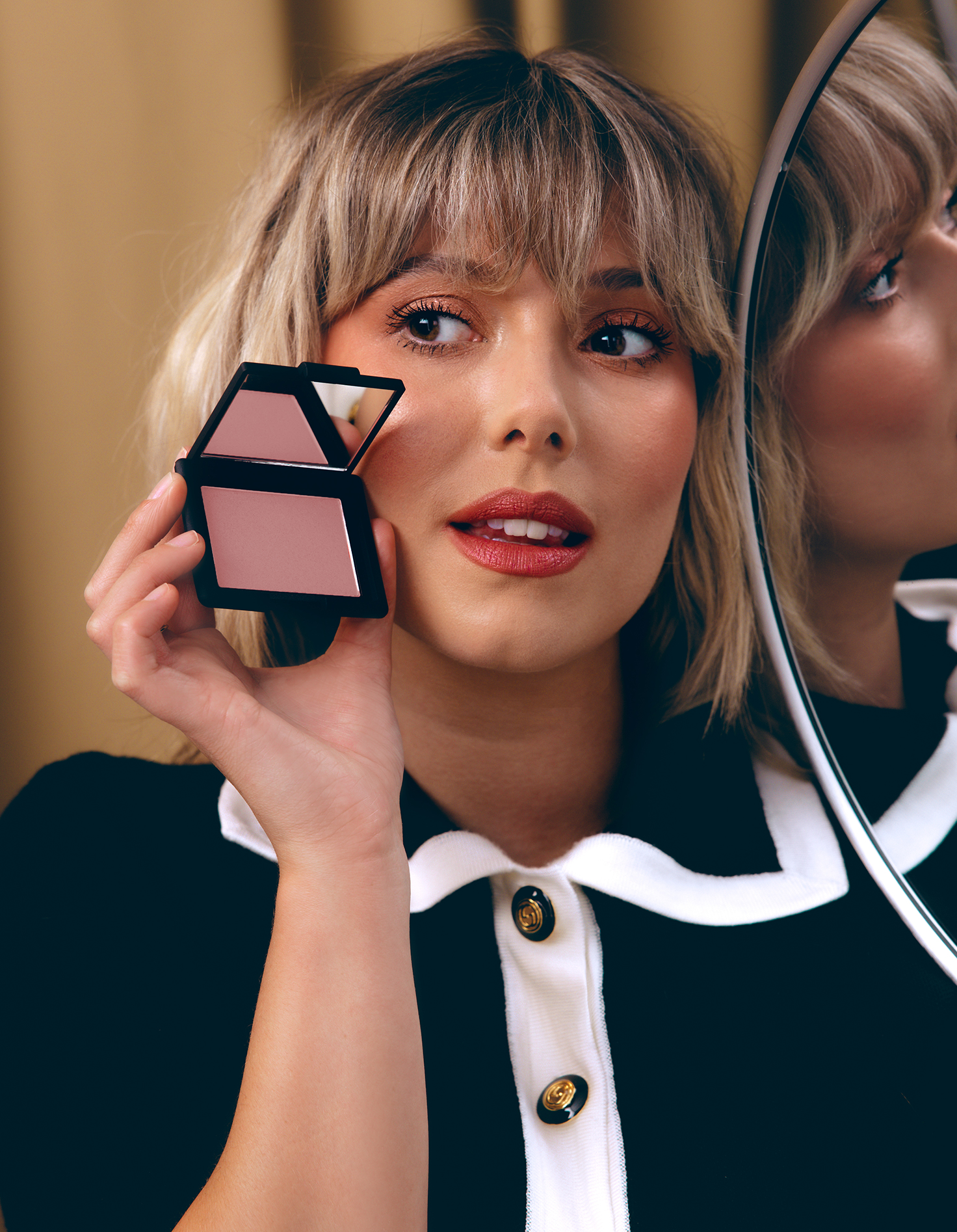 Becky met de iconische NARS poeder blush