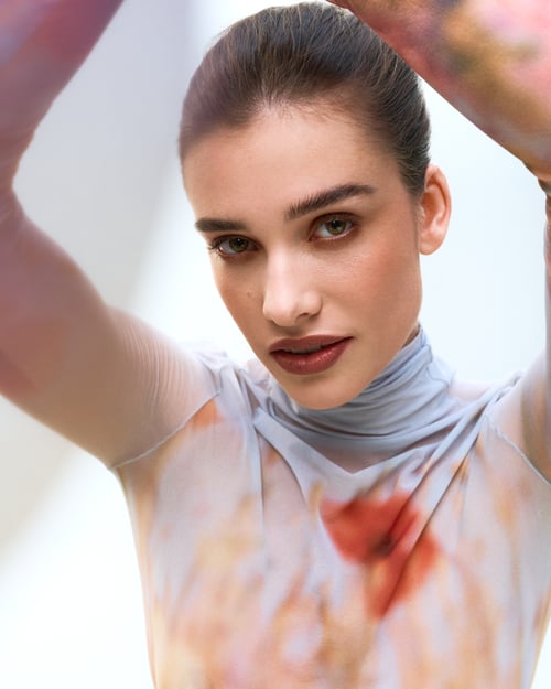 Dame met fleurige en gekleurde make-up