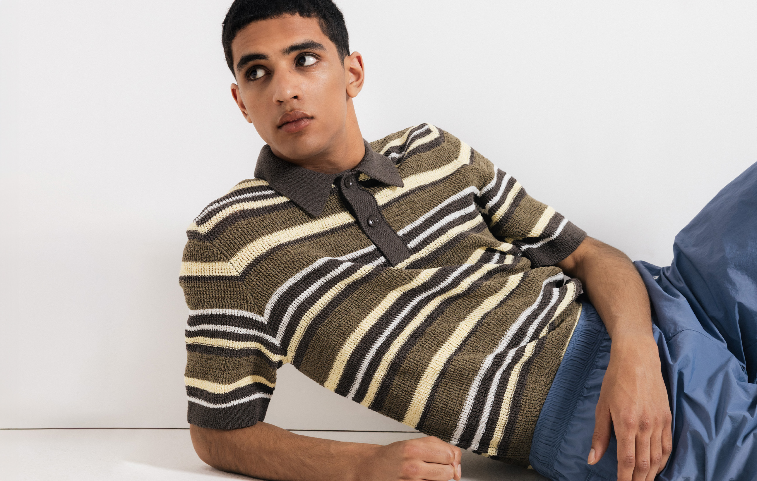 Outfit voor heren met gebreide polo en cargo broek