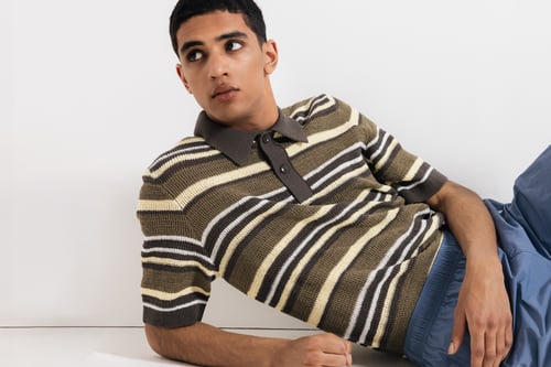 Outfit voor heren met gebreide polo en cargo broek