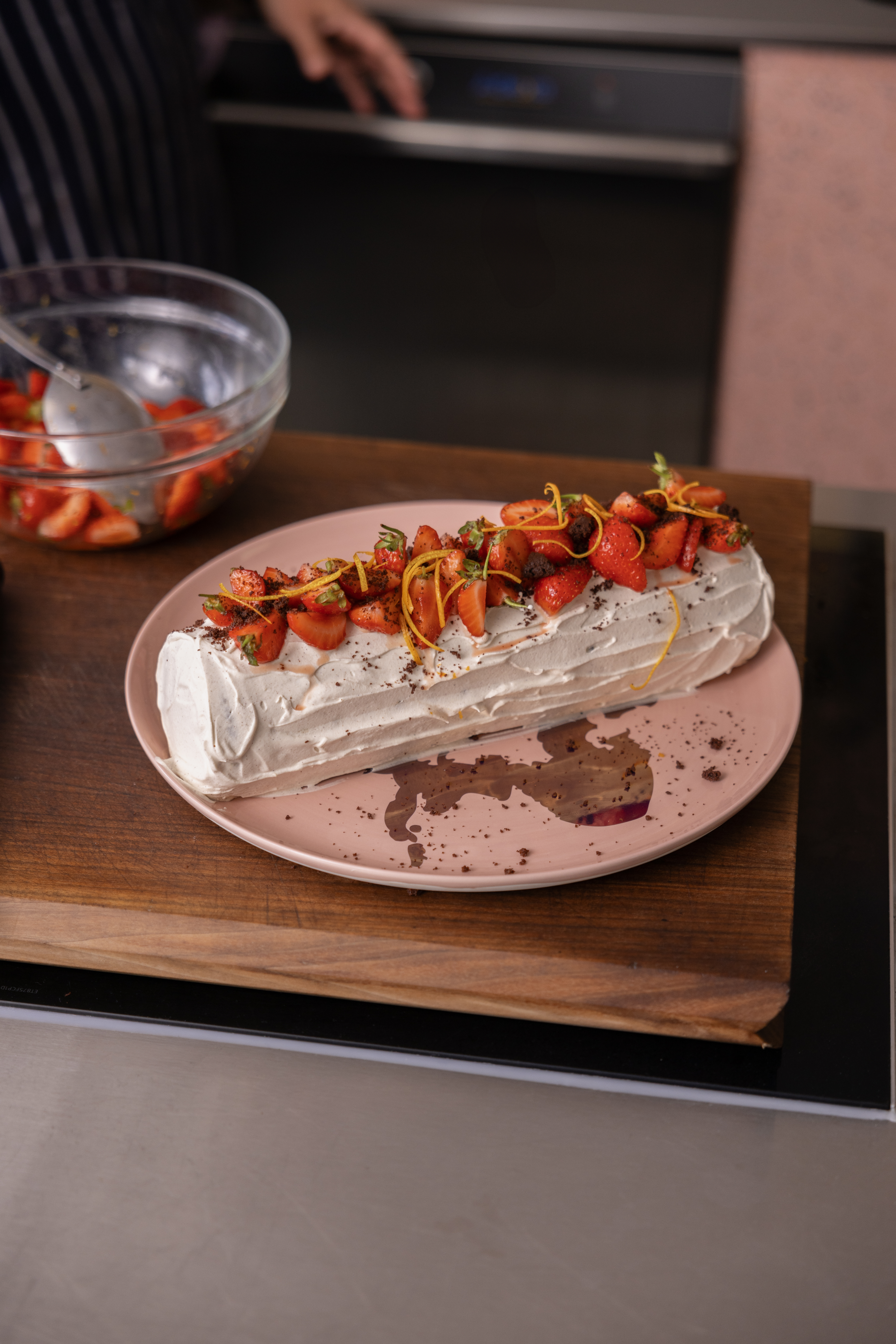 Chocolate Ripple Fridge Cake op Serax bord