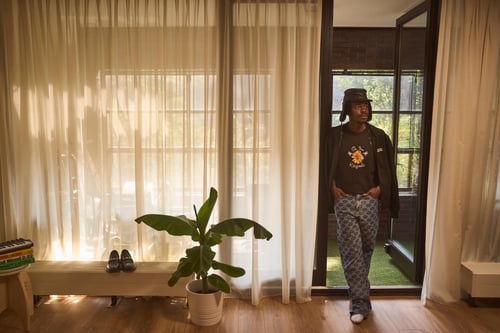 Eben Badu in zijn woonkamer