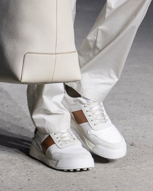 witte tod sneakers bij show tijdens milan fashion week