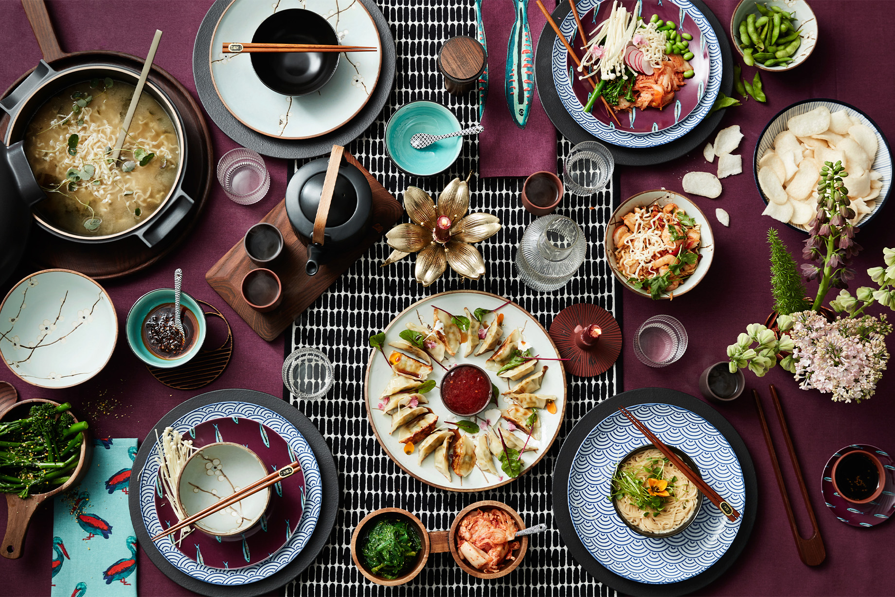 In Aziatische stijl gedekte tafel met dumplings rijst en groenten