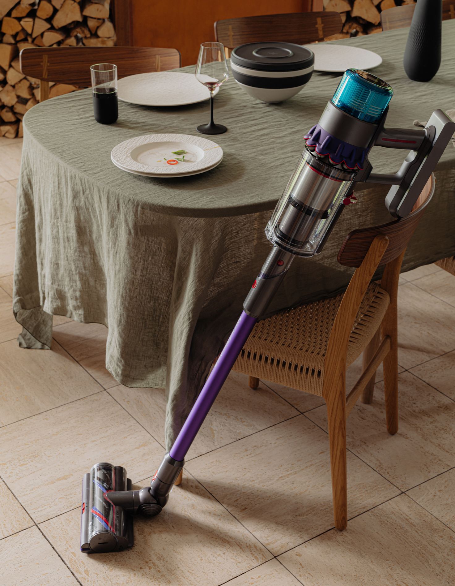 Moderne stofzuiger voor een stijlvolle tafel