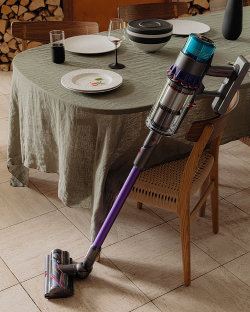 Moderne stofzuiger voor een stijlvolle tafel