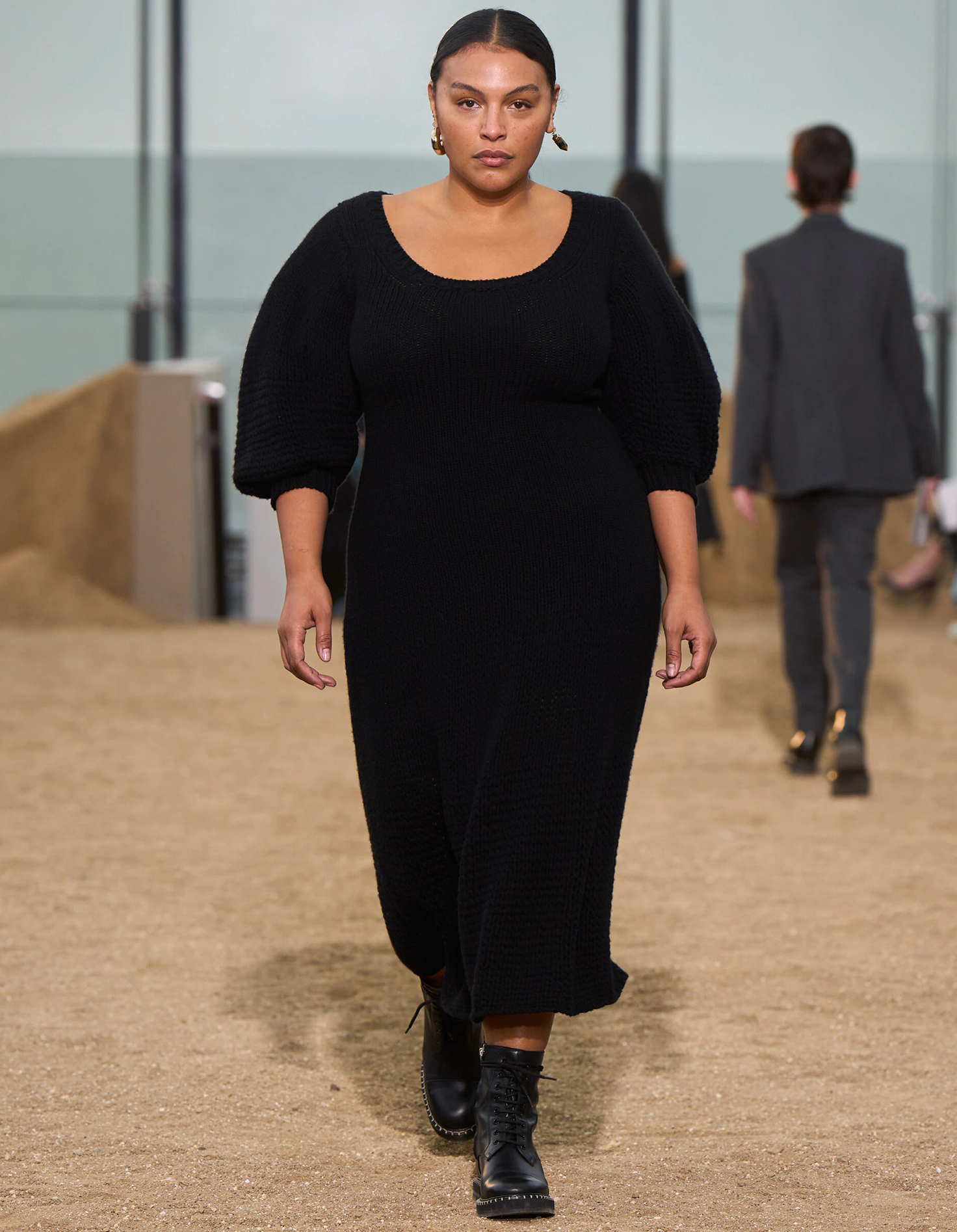chloe zwarte jurk catwalk