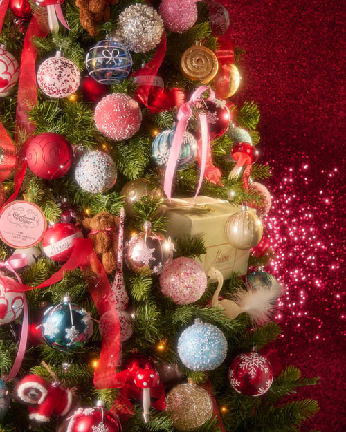 De kerstboom is versierd met verfijnde ornamenten